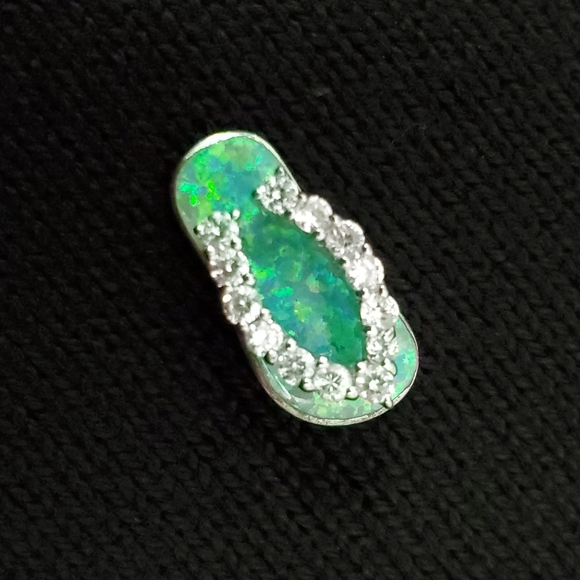 Emerald Green and Silver Sandal Pendant - Picture 6 of 7